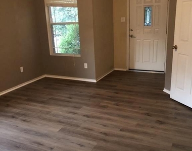 211 Woodley Rd - Photo Thumbnail 2
