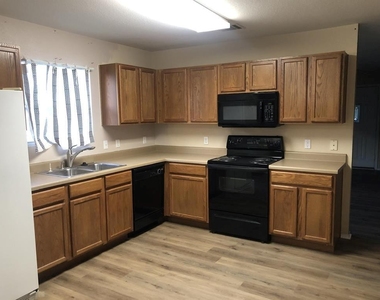 211 Woodley Rd - Photo Thumbnail 12