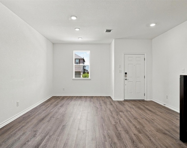 102 Gracie Way - Photo Thumbnail 2
