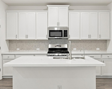 102 Gracie Way - Photo Thumbnail 10
