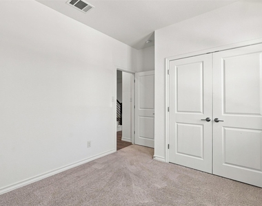 102 Gracie Way - Photo Thumbnail 8
