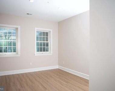 216 W 9th Street - Photo Thumbnail 7