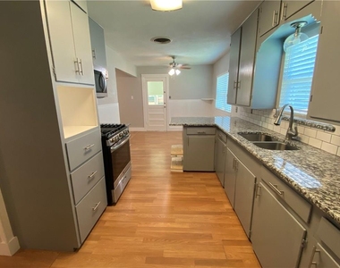 102 E Live Oak St - Photo Thumbnail 3