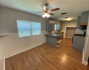 102 E Live Oak St - Photo Thumbnail 1