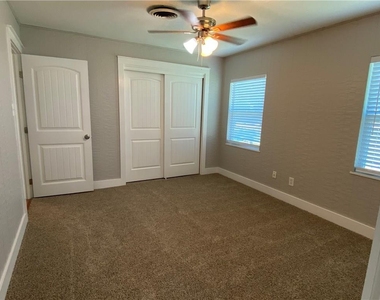 102 E Live Oak St - Photo Thumbnail 11