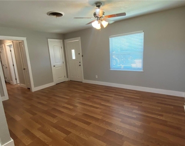 102 E Live Oak St - Photo Thumbnail 5