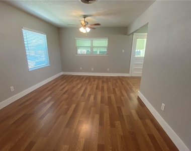 102 E Live Oak St - Photo Thumbnail 4