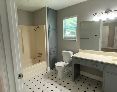 102 E Live Oak St - Photo Thumbnail 10