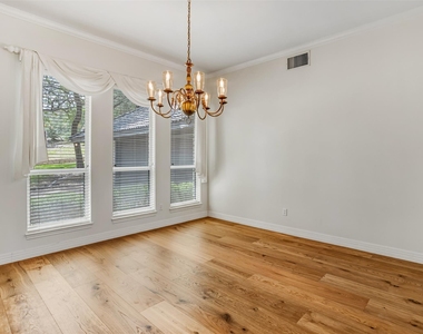 410 Rolling Green Dr - Photo Thumbnail 6