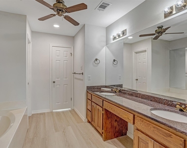 410 Rolling Green Dr - Photo Thumbnail 22