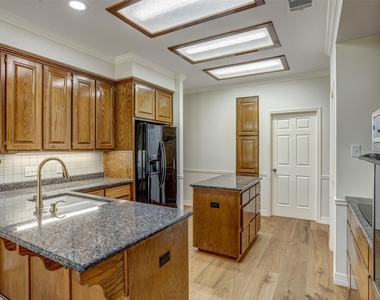 410 Rolling Green Dr - Photo Thumbnail 13