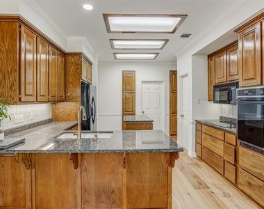 410 Rolling Green Dr - Photo Thumbnail 11