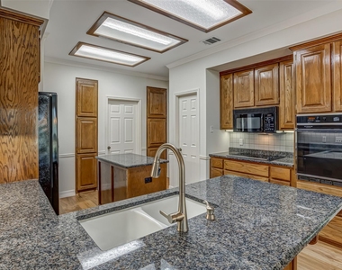 410 Rolling Green Dr - Photo Thumbnail 12