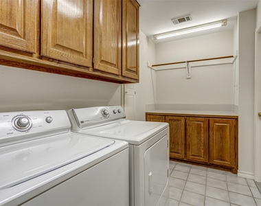 410 Rolling Green Dr - Photo Thumbnail 18