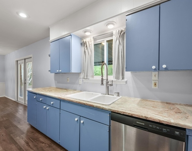 8010 Camden Dr - Photo Thumbnail 10