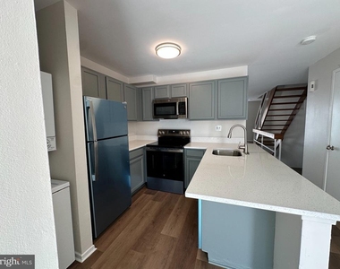 1818 Bryant Street Ne - Photo Thumbnail 5