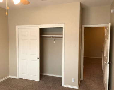 504 W North Loop Blvd - Photo Thumbnail 21
