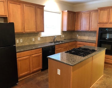 504 W North Loop Blvd - Photo Thumbnail 7