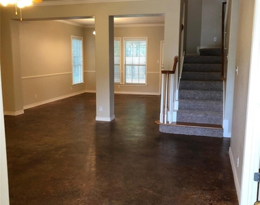 504 W North Loop Blvd - Photo Thumbnail 1