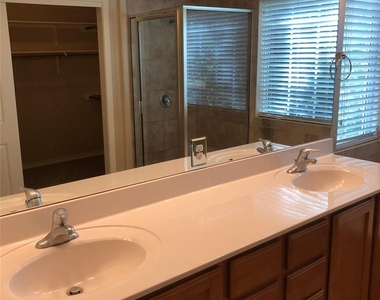 504 W North Loop Blvd - Photo Thumbnail 27