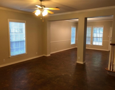 504 W North Loop Blvd - Photo Thumbnail 2