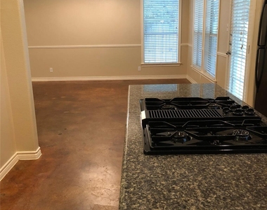 504 W North Loop Blvd - Photo Thumbnail 9