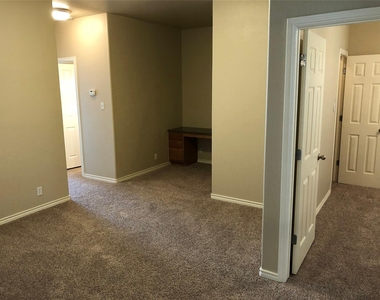 504 W North Loop Blvd - Photo Thumbnail 14