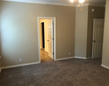 504 W North Loop Blvd - Photo Thumbnail 25