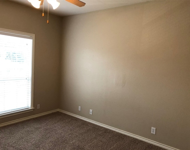 504 W North Loop Blvd - Photo Thumbnail 20