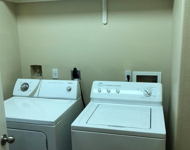 504 W North Loop Blvd - Photo Thumbnail 8
