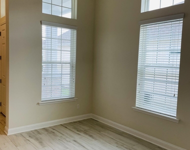 320 Vista Lake Circle - Photo Thumbnail 1