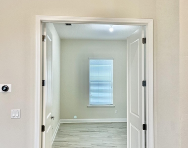 320 Vista Lake Circle - Photo Thumbnail 8