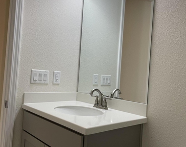 320 Vista Lake Circle - Photo Thumbnail 16