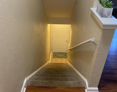 10075 Gate Parkway Ne - Photo Thumbnail 12