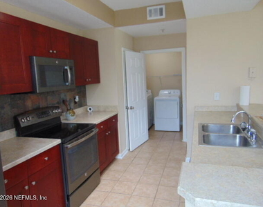 10075 Gate Parkway Ne - Photo Thumbnail 3