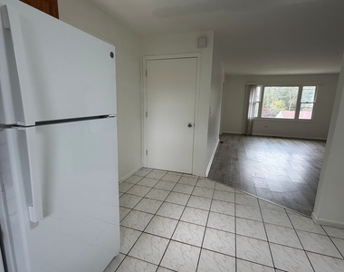 2513 Western Avenue - Photo Thumbnail 3