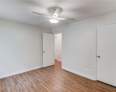 4905 Wade Valley Way - Photo Thumbnail 15