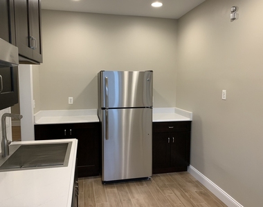 2046 W Farragut Avenue - Photo Thumbnail 12
