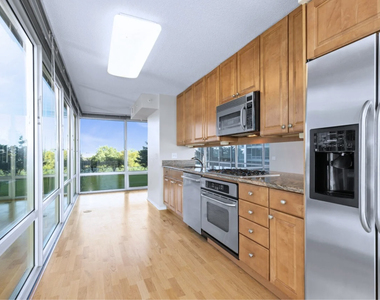 9715 Woods Drive - Photo Thumbnail 14