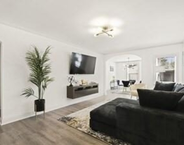 1860 Bonniview Street Sw - Photo Thumbnail 3
