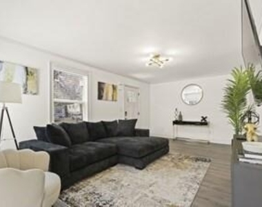 1860 Bonniview Street Sw - Photo Thumbnail 1