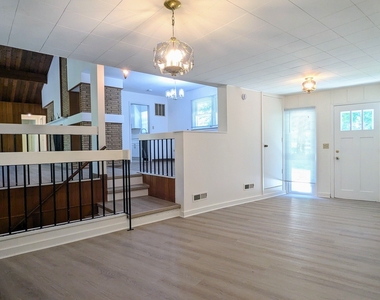 2030 Crestwood Lane - Photo Thumbnail 3