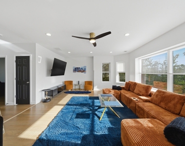 7435 S Euclid Avenue - Photo Thumbnail 4