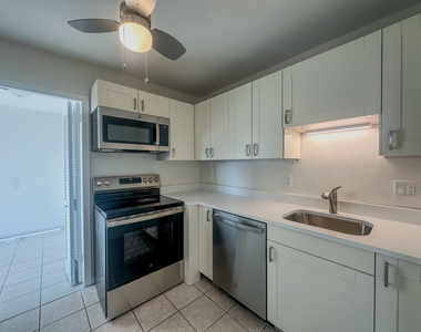 1255 N Sandburg Terrace - Photo Thumbnail 6