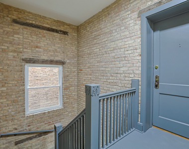 4413 W Montrose Avenue - Photo Thumbnail 2