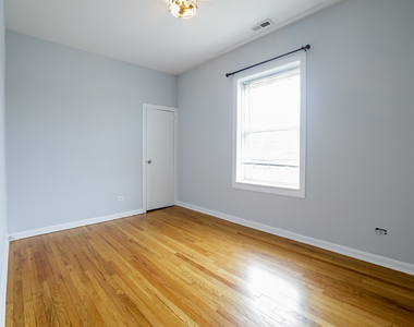 4413 W Montrose Avenue - Photo Thumbnail 8