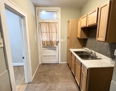 1525 N Artesian Avenue - Photo Thumbnail 10