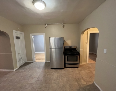 1525 N Artesian Avenue - Photo Thumbnail 12