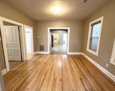1525 N Artesian Avenue - Photo Thumbnail 2