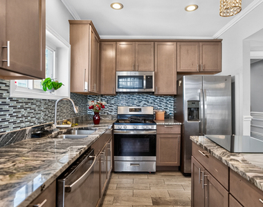 7440 S Paxton Avenue - Photo Thumbnail 8